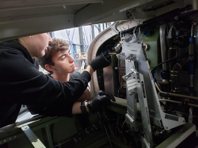 Prof et élève réparation avion