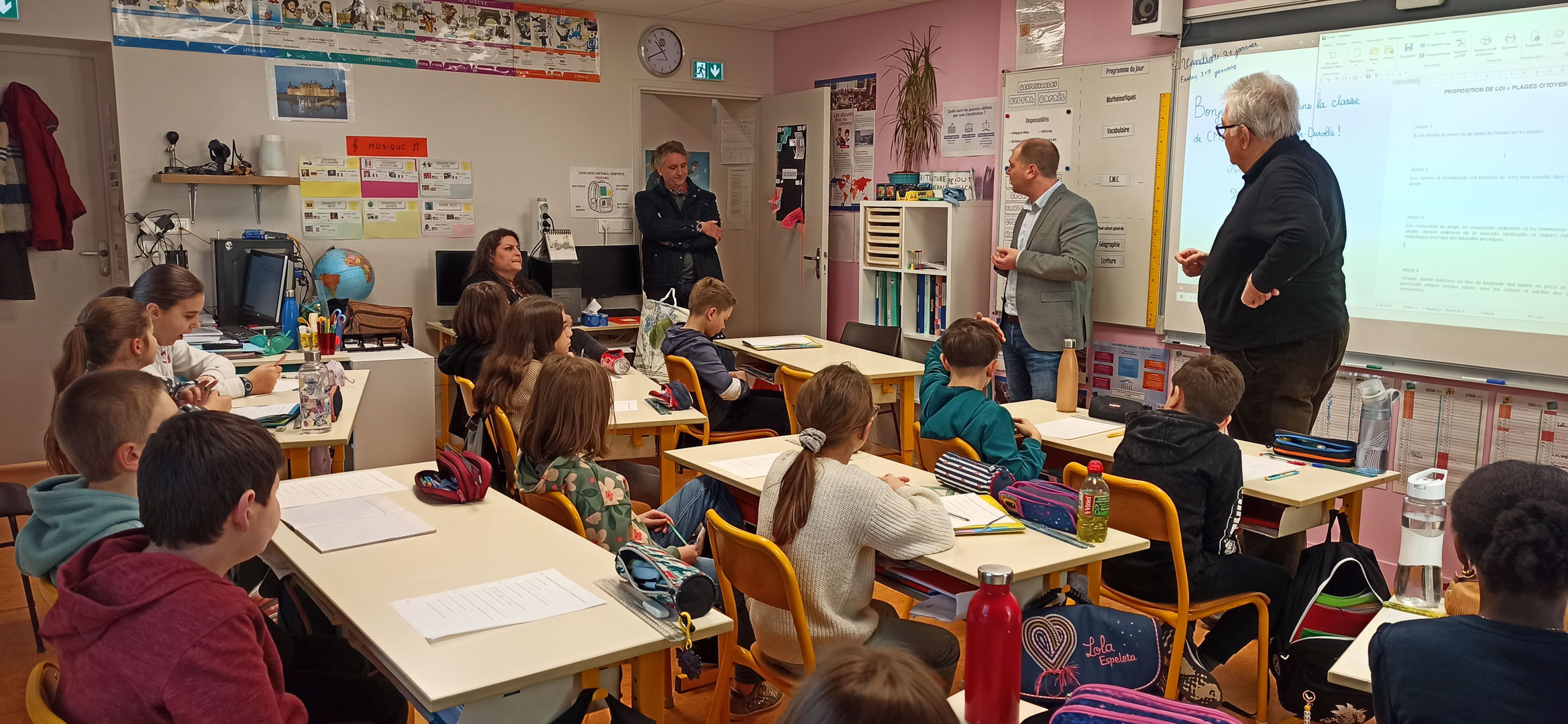 Le député Chassaigne, son assistant, le maire et une journaliste à l’école Saint-Rémy-sur-Durolle
