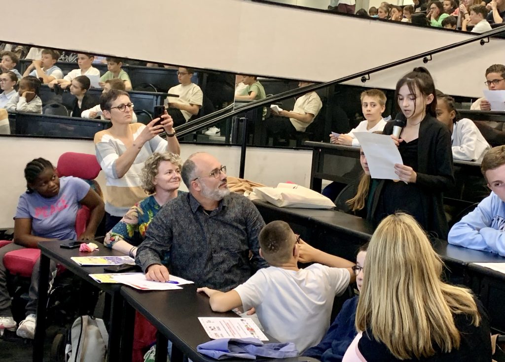Elèves de la rédaction du journal de l’IEM encadrés par Sylvain Maillard