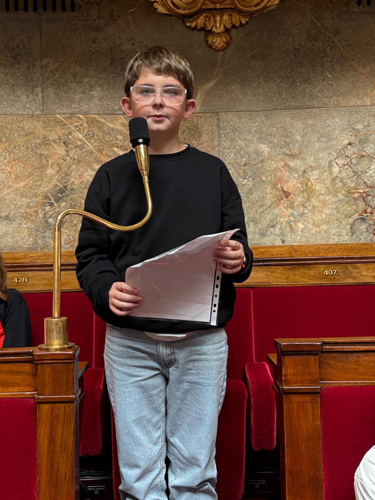 Matthias Bouchot, élève de 6e B, posant sa question à la ministre des Sports, de la Jeunesse et de la Vie associative