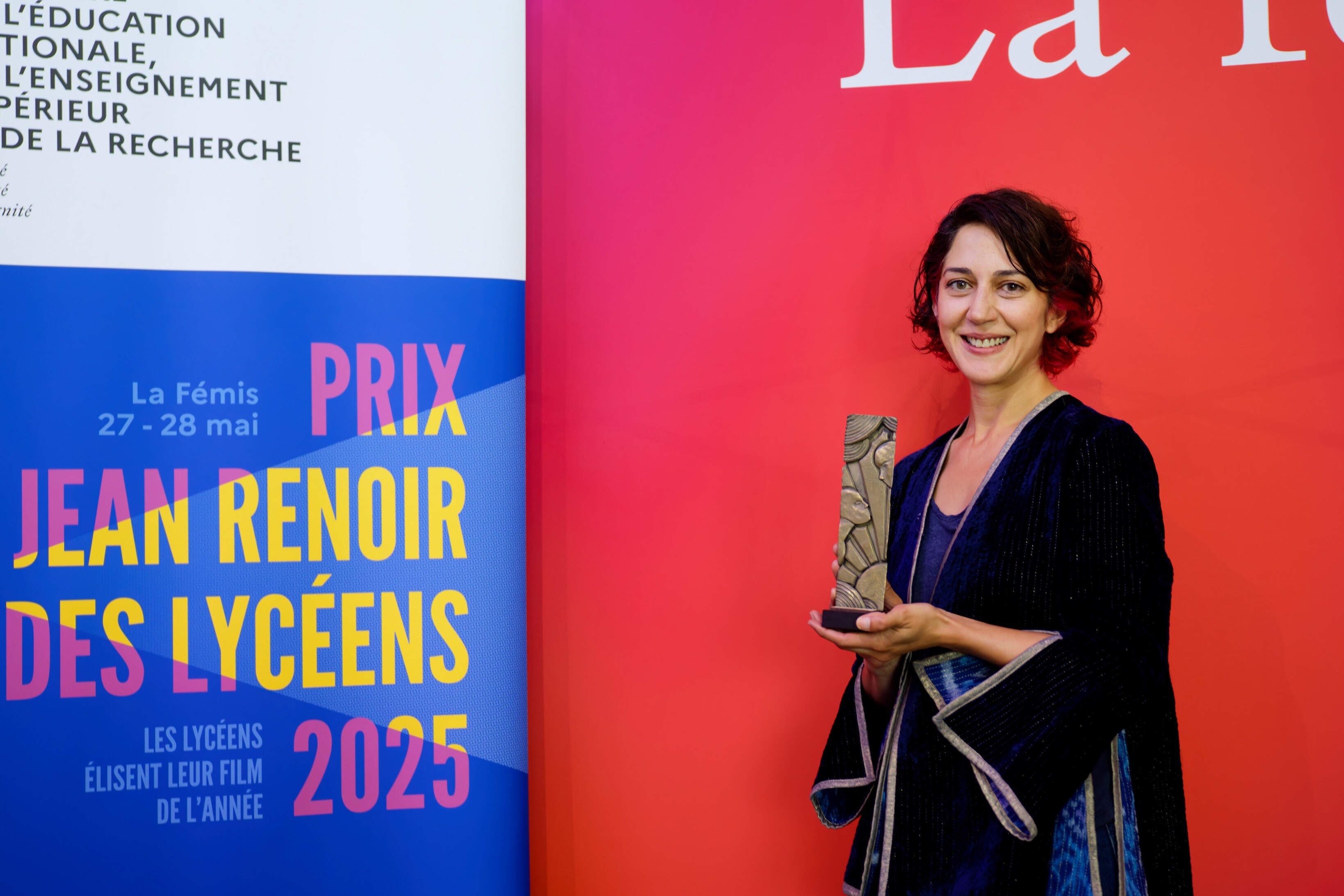 Zar Rami recevant le trophée du Renoir 2025