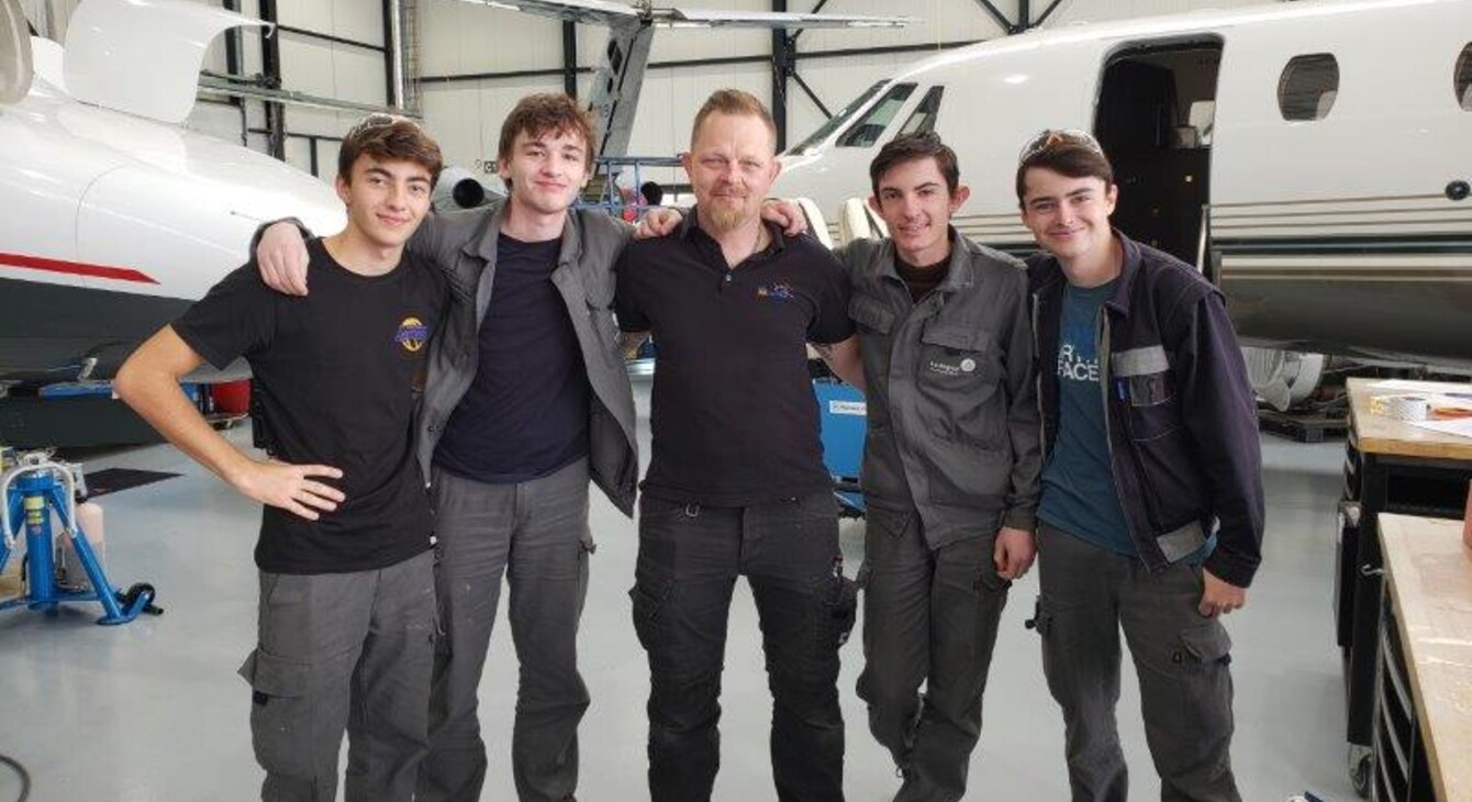 photo groupe devant des avions