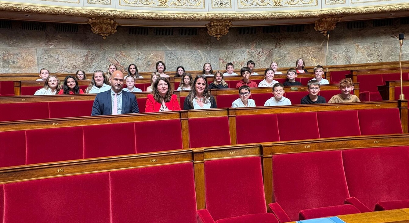 La classe de 6e B sur les bancs des députés avec Alexandre Bachelet, principal du collège, et en haut dans les loges des invités, Virginie Dupont, rectrice de l’académie de Clermont-Ferrand
