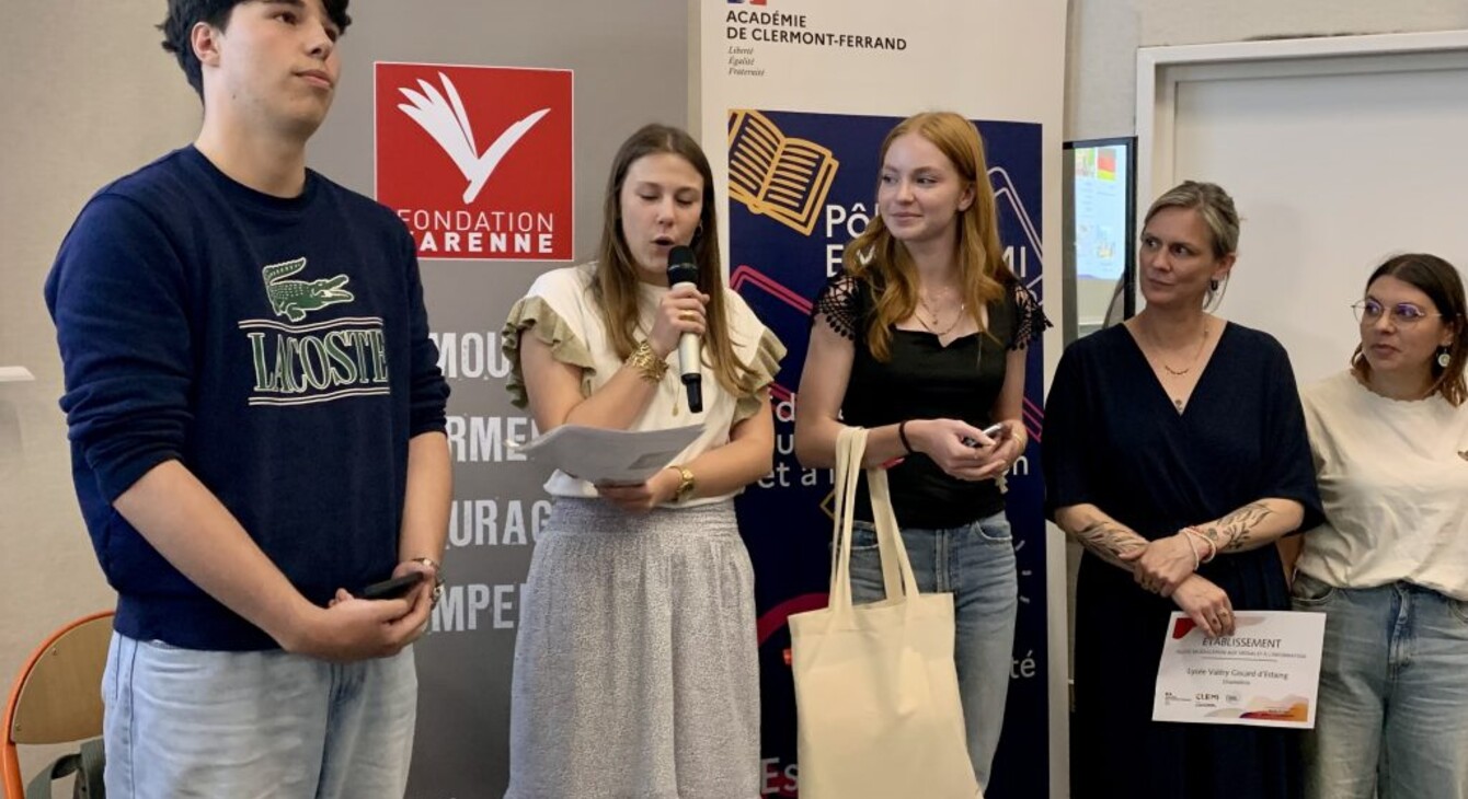 Elèves de la rédaction de Radio Cham, lycée Valérie Giscard d’Estaing de Chamalières, établissement pilote en EMI.