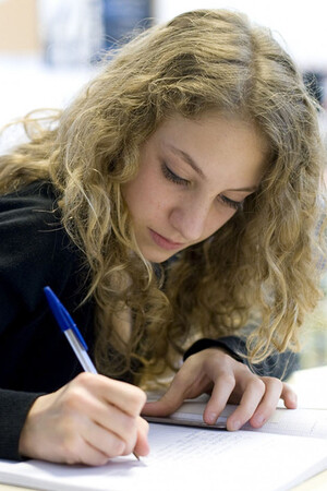 Jeune fille qui écrit