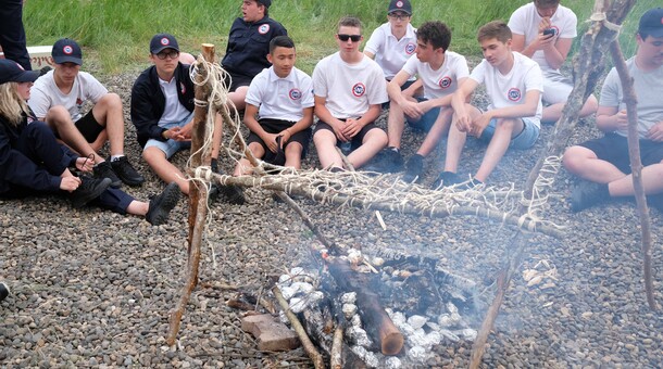 Groupe de jeunes devant un feu de camp
