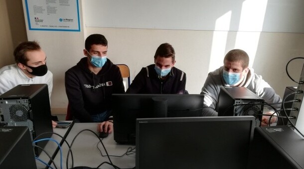 Elèves devant des ordinateurs