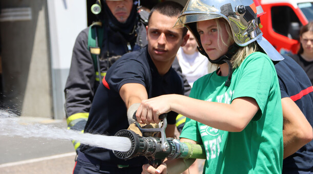 Jeune fille pompier lance incendie