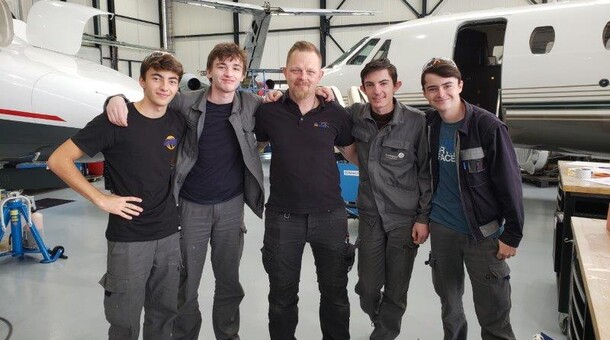 photo groupe devant des avions