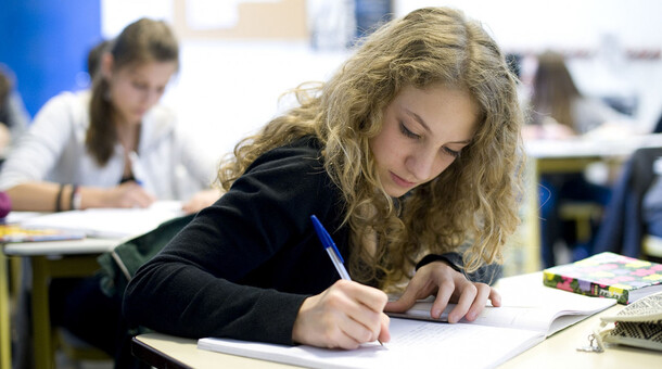 Jeune fille qui écrit