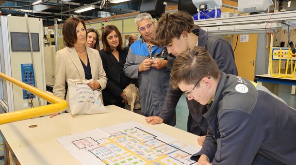 Photo rectrice et jeunes élèves