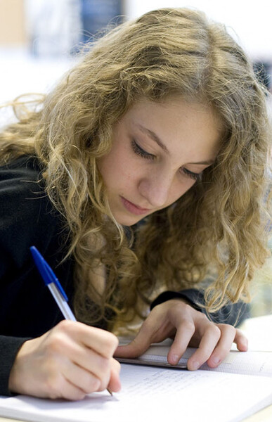 Jeune fille qui écrit