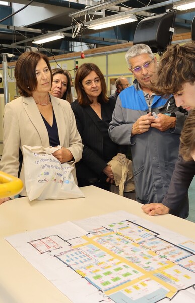 Photo rectrice et jeunes élèves