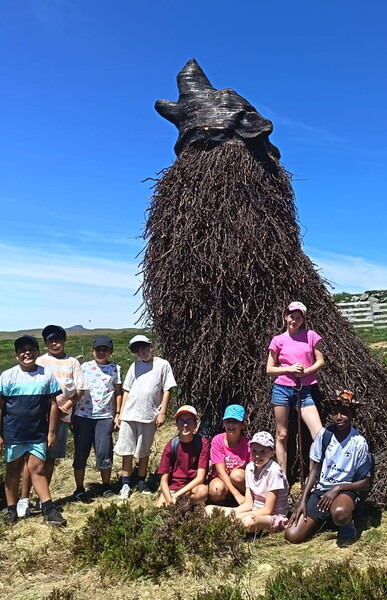 Photo avec groupe et oeuvre en forme de loup