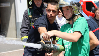 Jeune fille pompier lance incendie