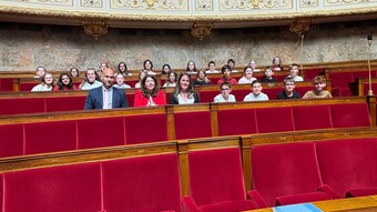 La classe de 6e B sur les bancs des députés avec Alexandre Bachelet, principal du collège, et en haut dans les loges des invités, Virginie Dupont, rectrice de l’académie de Clermont-Ferrand