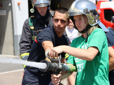 Jeune fille pompier lance incendie