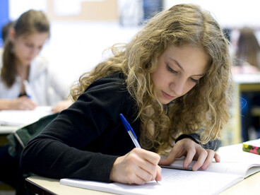 Jeune fille qui écrit