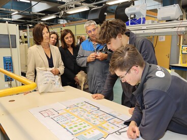 Photo rectrice et jeunes élèves