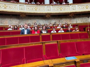 La classe de 6e B sur les bancs des députés avec Alexandre Bachelet, principal du collège, et en haut dans les loges des invités, Virginie Dupont, rectrice de l’académie de Clermont-Ferrand