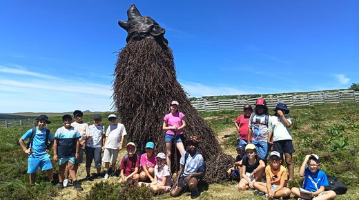 Photo avec groupe et oeuvre en forme de loup