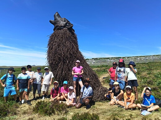 Photo avec groupe et oeuvre en forme de loup
