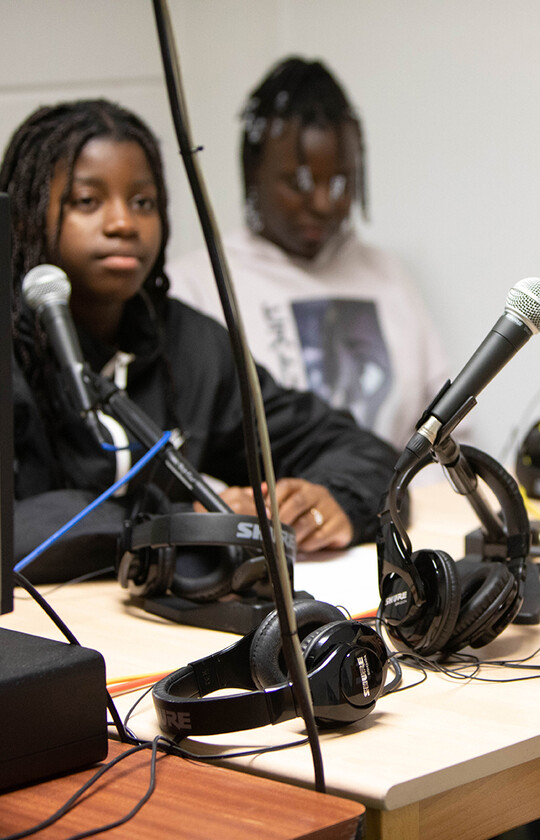 Jeunes filles face aux micros